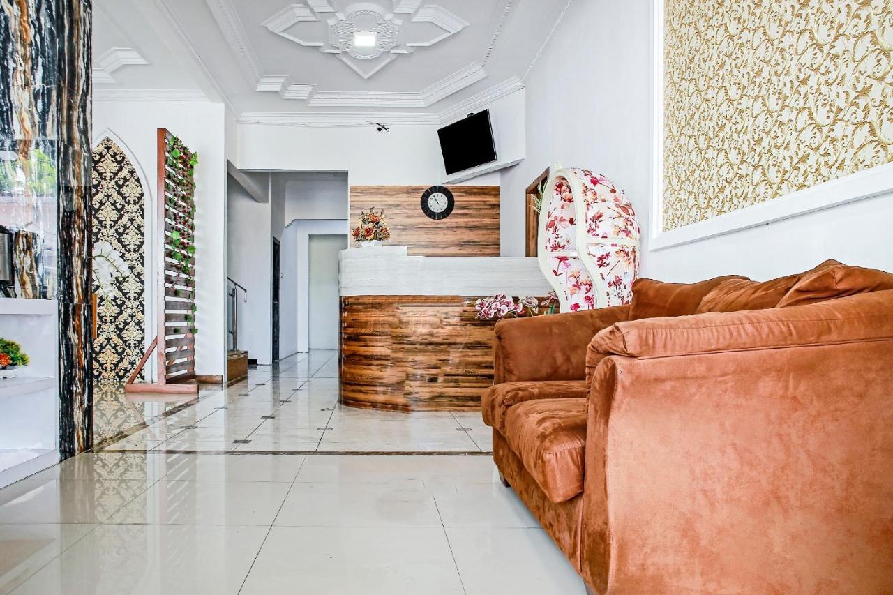 Oyo 90221 Makarim Guest House Syariah Pangkalan Bun Exterior photo