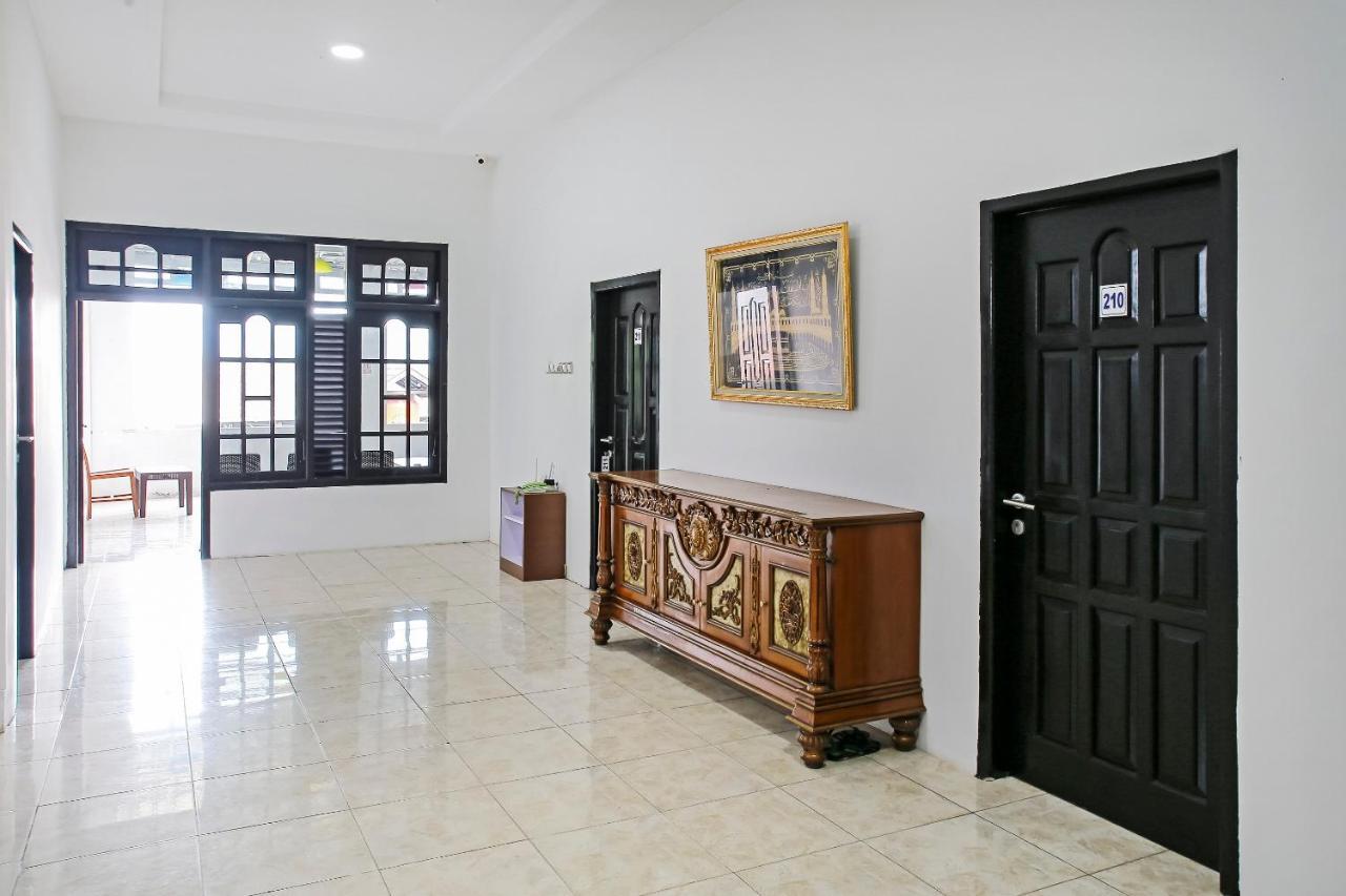 Oyo 90221 Makarim Guest House Syariah Pangkalan Bun Exterior photo